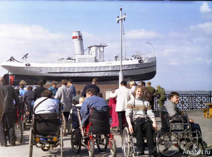 инвалиды  - колясочники на Нижневолжской набережной