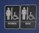 Указатель туалета, доступного для инвалидов на коляске 