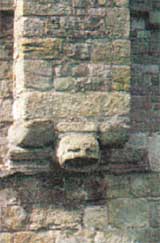 ТУАЛЕТ - СКВОРЕЧНИК: висит в Английском замке Бемарис XIII века